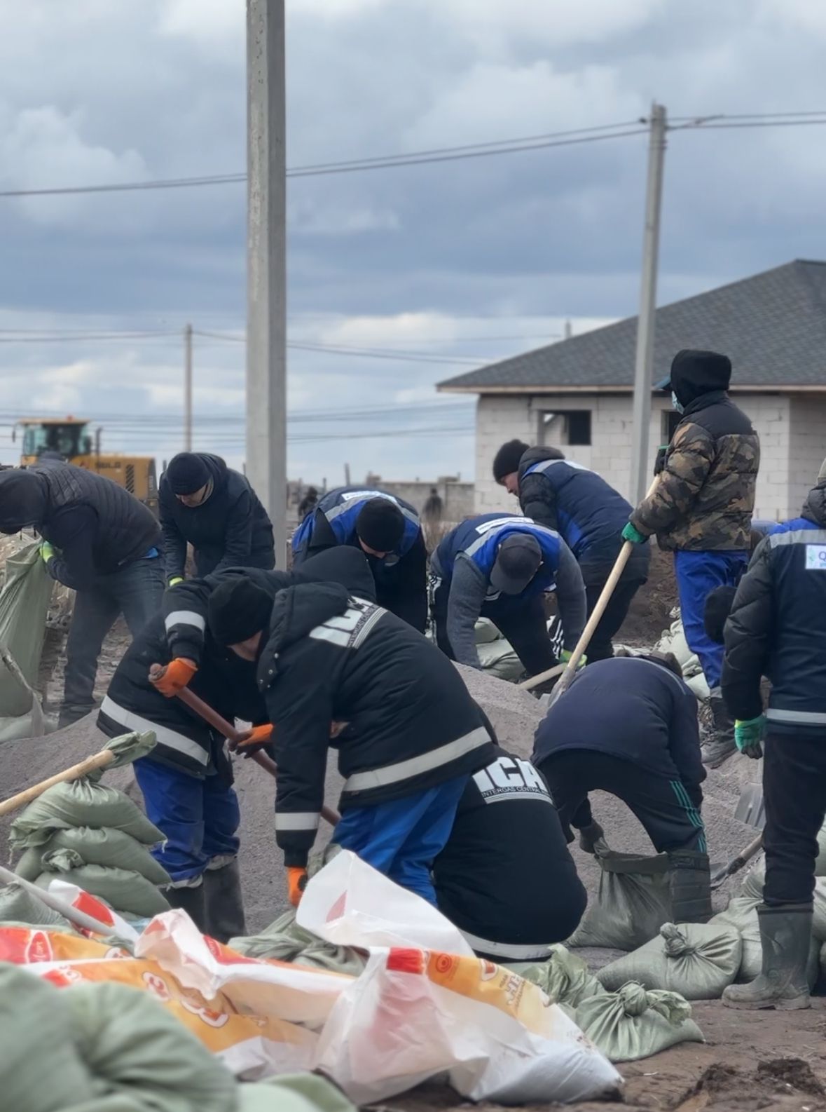 You are currently viewing Employees of KazTransGas Aimak JSC take an active part in flood prevention activities